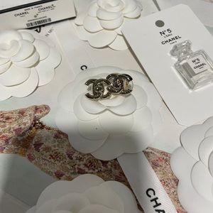 🥐 Authentic Chanel earrings Gold Turnkey
